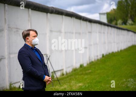 26 mai 2021, Saxe-Anhalt, Hötensleben: Kai Langer, directeur de la Fondation des monuments commémoratifs de Saxe-Anhalt, attend au mémorial de la frontière de Hötensleben une cérémonie de pose de couronne pour commencer. Cela a eu lieu à l'occasion du 69e anniversaire de la création du régime frontalier de la RDA et des réinstallations forcées connexes de la zone réglementée. Le 26 mai 1952, un décret de police a été publié sur la base duquel une zone restreinte de 5 kilomètres de large, une zone de protection de 50 mètres de large et une bande de contrôle de 10 mètres de large ont été établies le long de la frontière intérieure allemande. La clôture initiale de la carte et la bande de contrôle Banque D'Images