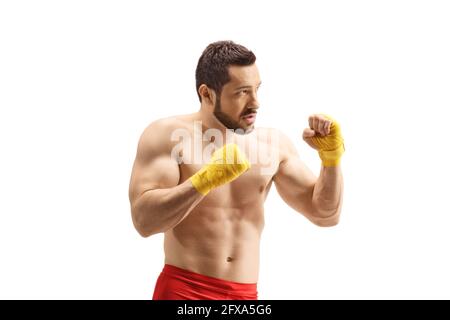 Boxer exerçant kickboxing isolé sur fond blanc Banque D'Images