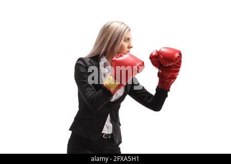 Femme d'affaires blonde avec des gants de boxe rouges isolés sur fond blanc Banque D'Images