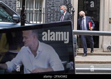 Boris Johnson quitte 10 Downing Street comme Dominic Cummings est vu en direct sur un écran d'ordinateur répondant aux questions à Portcullis House, Westminster, Banque D'Images