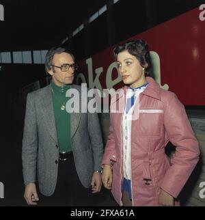 Diane de Leeuw (formation pays-Bas); Diane de Leeuw (droite), 1974, patinage, sports, pays-Bas, agence de presse du xxe siècle photo, nouvelles à retenir, documentaire, photographie historique 1945-1990, histoires visuelles, L'histoire humaine du XXe siècle, immortaliser des moments dans le temps Banque D'Images