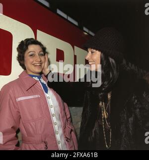 Diane de Leeuw (formation pays-Bas); Diane de Leeuw et Joan Haanappel (droite), 1974, patinage, sports, pays-Bas, agence de presse du xxe siècle photo, nouvelles à retenir, documentaire, photographie historique 1945-1990, histoires visuelles, L'histoire humaine du XXe siècle, immortaliser des moments dans le temps Banque D'Images