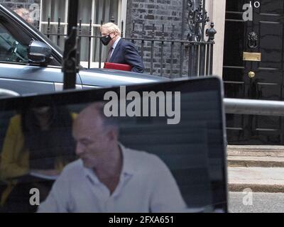 Boris Johnson quitte 10 Downing Street comme Dominic Cummings est vu en direct sur un écran d'ordinateur répondant aux questions à Portcullis House, Westminster, Banque D'Images