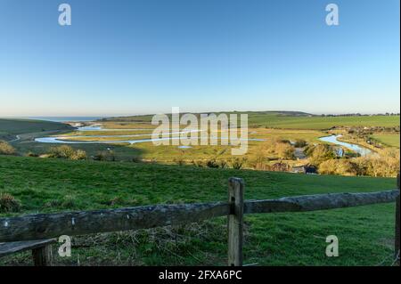 Vue panoramique sur Cuckmere Haven depuis la forêt de Fisriston Banque D'Images