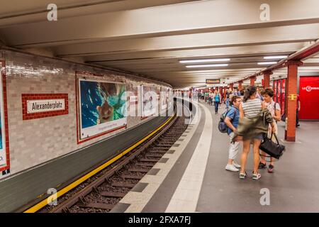 BERLIN, ALLEMAGNE - 23 JUILLET 2017 : vue sur la station de métro U-Bahn Alexanderplatz. Banque D'Images