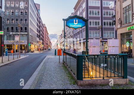 BERLIN, ALLEMAGNE - 30 JUILLET 2017 : entrée à la station de métro U-Bahn Stadtmitte à Berlin, Allemagne Banque D'Images