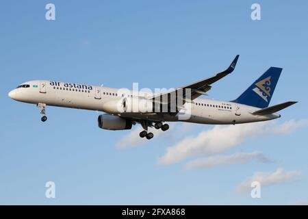 LONDRES, ROYAUME-UNI - 11 février 2020 : Air Astana (KC / KZR) approche de l'aéroport de Londres Heathrow (EGLL/LHR) avec un Boeing B752 (P4-MAS/29306). Banque D'Images