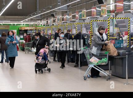 Moscou, Russie - 01 mai 2021. Personnes aux comptoirs de caisse du magasin Perekrestok Banque D'Images