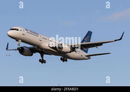 LONDRES, ROYAUME-UNI - 11 février 2020 : Air Astana (KC / KZR) approche de l'aéroport de Londres Heathrow (EGLL/LHR) avec un Boeing B752 (P4-MAS/29306). Banque D'Images