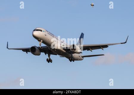 LONDRES, ROYAUME-UNI - 11 février 2020 : Air Astana (KC / KZR) approche de l'aéroport de Londres Heathrow (EGLL/LHR) avec un Boeing B752 (P4-MAS/29306). Banque D'Images