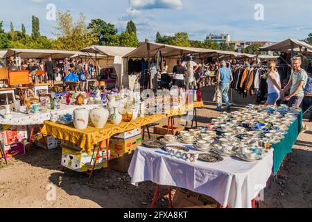 BERLIN, ALLEMAGNE - 6 AOÛT 2017 : les gens visitent un marché aux puces de Mauerpark à Berlin. Banque D'Images