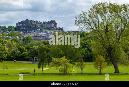 Édimbourg, Écosse, Royaume-Uni, 26 mai 2021. Météo au Royaume-Uni : lors d'une journée très découverte, les gens s'exercent dans le parc Inverleith avec toile de fond du château d'Édimbourg Banque D'Images