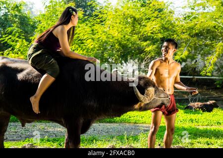 Couple fermier en costume de fermier avec buffle, campagne de la Thaïlande Banque D'Images