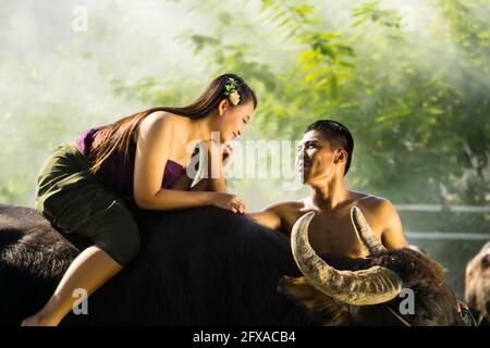 Couple fermier en costume de fermier avec buffle, campagne de la Thaïlande Banque D'Images