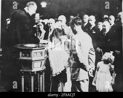 Baptême de la princesse Margriet à l'église presbytérienne de St. Andrews, à Ottawa, au cours d'un service dirigé par le pasteur Winfield Burggraaff, aumônier de la Marine hollandaise. La reine Wilhelmina, le prince Bernhard, le comte d'Athlone (gouverneur général du Canada), la princesse Alice, le premier ministre canadien W.L. ont assisté à la cérémonie Mackenzie King et les membres du corps diplomatique, 29 juin 1943, baptêmes, famille royale, ministres, princes, princesses, Seconde Guerre mondiale, pays-Bas, agence de presse du xxe siècle photo, nouvelles à retenir, documentaire, photographie historique 1945-1990, histoires visuelles, histoire humaine de Banque D'Images