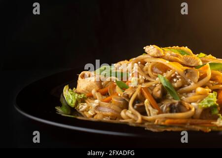 nouilles avec poulet et champignons macro Banque D'Images
