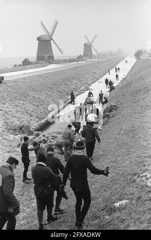 Dorpentocht en Hollande du Nord, les participants près de Schermerhorn, 26 décembre 1962, patinage, sports, Tours, pays-Bas, agence de presse du XXe siècle photo, news to remember, documentaire, photographie historique 1945-1990, histoires visuelles, L'histoire humaine du XXe siècle, immortaliser des moments dans le temps Banque D'Images