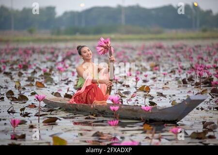 La récolte des femmes Thaïlande fleur de lotus sur le lac Banque D'Images