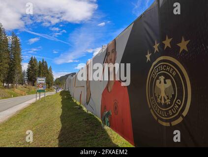 Seefeld, Autriche. 26 mai 2021. Des écrans de confidentialité avec des photos des joueurs de l'équipe nationale allemande de football (gardien de but Manuel Neuer (r), Toni Kroos (2.f.r) et autres) sont placés dans l'un des deux terrains de football que l'équipe nationale utilisera pendant leur camp d'entraînement au Tyrol avant la finale du Championnat d'Europe. Credit: Christian Charisius/dpa/Alay Live News Banque D'Images