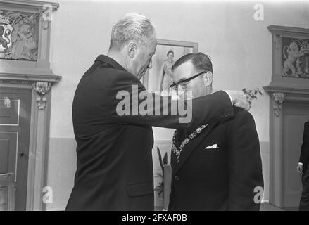 Dr. L. de Gou installé comme maire de Haarlem: l. ex.burg. De Haarlem Cremers et r. maire de Gou, 20 août 1969, pays-Bas, agence de presse du XXe siècle photo, nouvelles à retenir, documentaire, photographie historique 1945-1990, histoires visuelles, L'histoire humaine du XXe siècle, immortaliser des moments dans le temps Banque D'Images