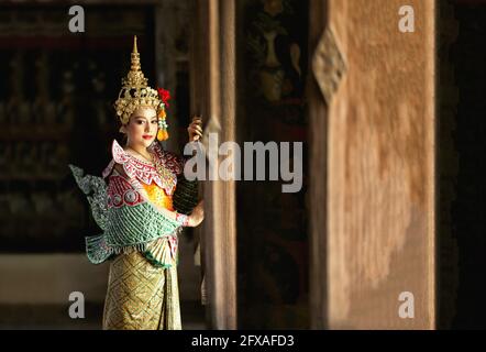 Magnifique portrait de jeune femme thaï en costume traditionnel Kinnaree Art culture Thaïlande danse dans Kinnaree masqué dans la littérature amayana, Banque D'Images