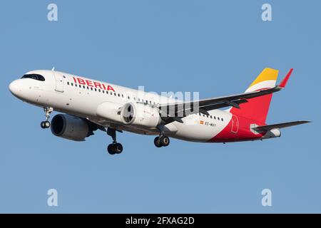 LONDRES, ROYAUME-UNI - 10 février 2020: Iberia (IB / IBE) approche de l'aéroport de Londres Heathrow (EGLL/LHR) avec un Airbus A20N (EC-MXY/8256). Banque D'Images