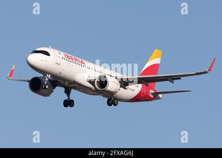 LONDRES, ROYAUME-UNI - 10 février 2020: Iberia (IB / IBE) approche de l'aéroport de Londres Heathrow (EGLL/LHR) avec un Airbus A20N (EC-MXY/8256). Banque D'Images