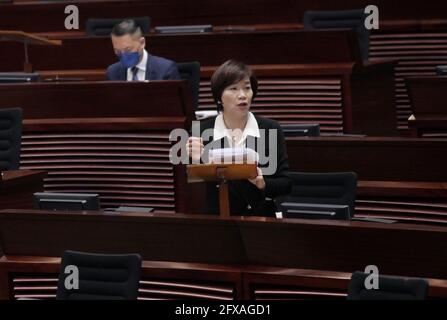 (210526) -- HONG KONG, le 26 mai 2021 (Xinhua) -- le législateur Leung Mei-fun parle lors de la deuxième lecture des amendements aux lois électorales de Hong Kong au Conseil législatif (LegCo) à Hong Kong, dans le sud de la Chine, le 26 mai 2021. Le Conseil législatif (LegCo) de la région administrative spéciale de Hong Kong (HKSAR) a repris mercredi la deuxième lecture des amendements aux lois électorales de Hong Kong. (Xinhua/Wang Shen) Banque D'Images