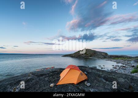 Kayak et camping sur l'île de Rysklobten, archipel d'Inkoo, Finlande Banque D'Images