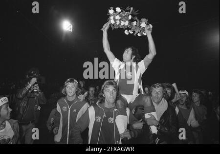 Adieu Sjaak Swart dans le match de prestations Ajax contre Tottenham-Hotspur, Swart étant porté sur les épaules Krol et Keizer, 8 août 1973, sports, football, Joueurs de football, pays-Bas, agence de presse du XXe siècle photo, news to remember, documentaire, photographie historique 1945-1990, histoires visuelles, L'histoire humaine du XXe siècle, immortaliser des moments dans le temps Banque D'Images