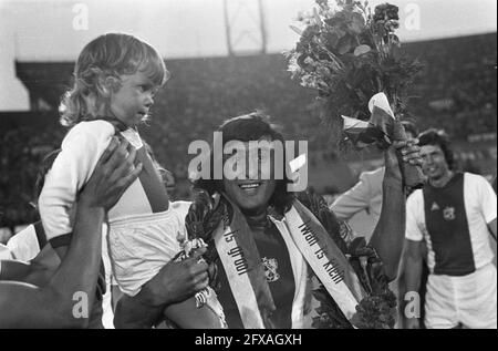 Adieu Sjaak Swart en prestation match Ajax contre Tottenham-Hotspur, Swart avec couronne et fille avant le match, 8 août 1973, sports, football, Joueurs de football, pays-Bas, agence de presse du XXe siècle photo, news to remember, documentaire, photographie historique 1945-1990, histoires visuelles, L'histoire humaine du XXe siècle, immortaliser des moments dans le temps Banque D'Images