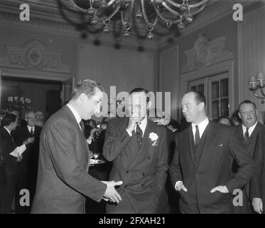 Trois princes du Benelux lors d'un déjeuner de travail au Kurhaus de Scheveningen, de gauche à droite Albert de Belgique, Prince Bernhard et Prince Charles de Luxembourg, 20 février 1964, PRINSEN, meetings, Déjeuners, pays-Bas, agence de presse du XXe siècle photo, news to remember, documentaire, photographie historique 1945-1990, histoires visuelles, L'histoire humaine du XXe siècle, immortaliser des moments dans le temps Banque D'Images