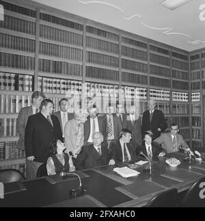 Trois partis progressistes (PvdA, D66, PPR) présentent le cabinet de l'ombre, le cabinet de l'ombre, 18 novembre 1972, portraits de groupe, Politiques, pays-Bas, agence de presse du XXe siècle photo, news to remember, documentaire, photographie historique 1945-1990, histoires visuelles, L'histoire humaine du XXe siècle, immortaliser des moments dans le temps Banque D'Images