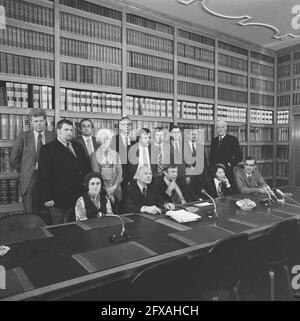 Trois partis progressistes (PvdA, D66, PPR) présentent le cabinet de l'ombre, le cabinet de l'ombre, 18 novembre 1972, portraits de groupe, Politiques, pays-Bas, agence de presse du XXe siècle photo, news to remember, documentaire, photographie historique 1945-1990, histoires visuelles, L'histoire humaine du XXe siècle, immortaliser des moments dans le temps Banque D'Images