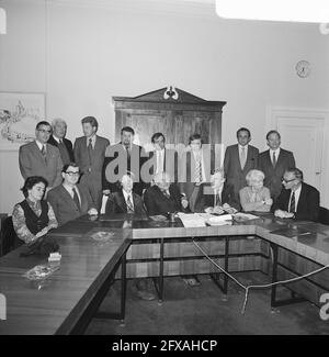 Trois partis progressistes (PvdA, D66, PPR) présentent le cabinet de l'ombre, le cabinet de l'ombre, 18 novembre 1972, portraits de groupe, Politiques, pays-Bas, agence de presse du XXe siècle photo, news to remember, documentaire, photographie historique 1945-1990, histoires visuelles, L'histoire humaine du XXe siècle, immortaliser des moments dans le temps Banque D'Images