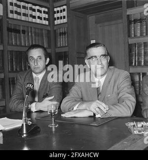Trois partis progressistes (PvdA, D66, PPR) présentent un cabinet fantôme, Dr. ir. A. P. Oele (l) et A. de Goede, 18 novembre 1972, politiques, Pays-Bas, Agence de presse du XXe siècle photo, nouvelles à retenir, documentaire, photographie historique 1945-1990, histoires visuelles, L'histoire humaine du XXe siècle, immortaliser des moments dans le temps Banque D'Images