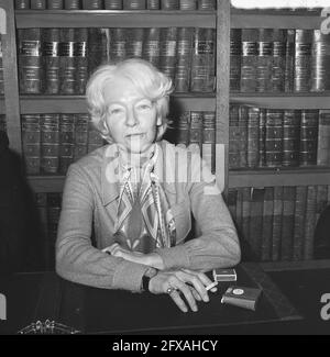 Trois partis progressistes (PvdA, D66, PPR) présentent un cabinet fantôme, Mme J. Vorrink, 18 novembre 1972, politiciens, Politique, pays-Bas, Agence de presse du XXe siècle photo, nouvelles à retenir, documentaire, photographie historique 1945-1990, histoires visuelles, L'histoire humaine du XXe siècle, immortaliser des moments dans le temps Banque D'Images