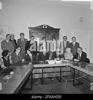 Trois partis progressistes (PvdA, D66, PPR) présentent le cabinet de l'ombre, le cabinet de l'ombre, 18 novembre 1972, portraits de groupe, Politiques, pays-Bas, agence de presse du XXe siècle photo, news to remember, documentaire, photographie historique 1945-1990, histoires visuelles, L'histoire humaine du XXe siècle, immortaliser des moments dans le temps Banque D'Images