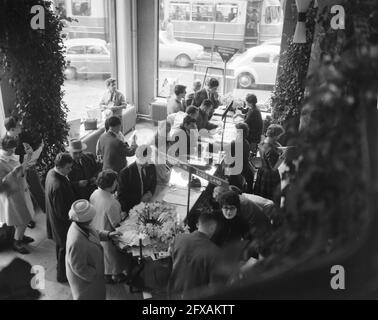 Les foules de vacanciers de Pâques à l'Office du Tourisme d'Amsterdam, 20 avril 1962, bureaux, touristes, Pays-Bas, Agence de presse du XXe siècle photo, nouvelles à retenir, documentaire, photographie historique 1945-1990, histoires visuelles, L'histoire humaine du XXe siècle, immortaliser des moments dans le temps Banque D'Images