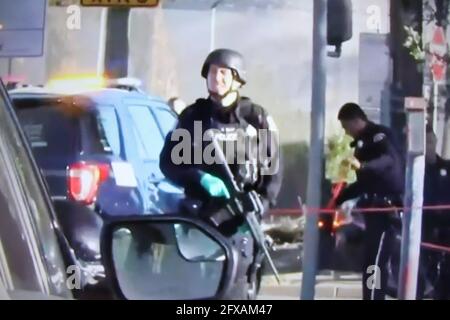 San Jose - Californie, États-Unis. 26 mai 2021. (NOUVEAU) prise de vue en masse sur le site VTA Light Rail de San Jose. 26 mai 2021, San Jose, Californie, États-Unis: Il y a eu une fusillade de masse dans le centre de train léger VTA à San Jose avec de nombreuses victimes et sont traités et emmenés dans les hôpitaux à proximité. Selon le porte-parole de la police, le tireur est mort et la zone est déjà verrouillée pour aider à l'enquête. (Photos prises à la télévision).Credit: Niyi Fote/Thenews2 Credit: Niyi Fote/TheNEWS2/ZUMA Wire/Alay Live News Banque D'Images