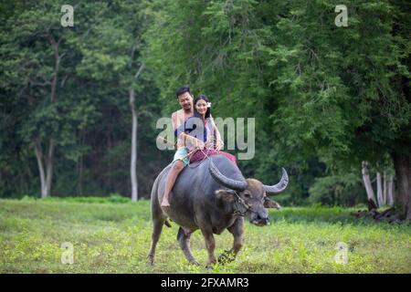 Couple fermier en costume de fermier avec buffle, campagne de la Thaïlande Banque D'Images