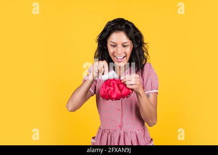 Mode de paiement. Quel est le prix. Investir dans vous-même. Femme comptabilité comptant. Fille rétro besoin bourse. Manque d'argent. Bonne fille aller faire du shopping Banque D'Images