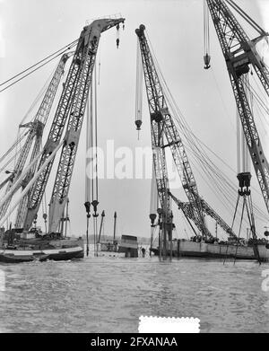 Le navire allemand Vesta est levé de Nieuwe Waterweg, 21 octobre 1952, navires, pays-Bas, agence de presse du xxe siècle photo, nouvelles à retenir, documentaire, photographie historique 1945-1990, histoires visuelles, L'histoire humaine du XXe siècle, immortaliser des moments dans le temps Banque D'Images