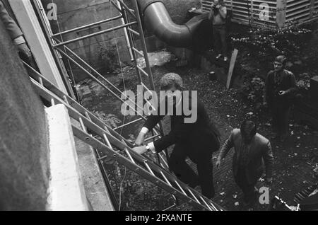 Duysenberg monte l'échelle au nos studio sur Lange Voorhout, 17 septembre 1974, pays-Bas, agence de presse du XXe siècle photo, news to Remember, documentaire, photographie historique 1945-1990, histoires visuelles, L'histoire humaine du XXe siècle, immortaliser des moments dans le temps Banque D'Images