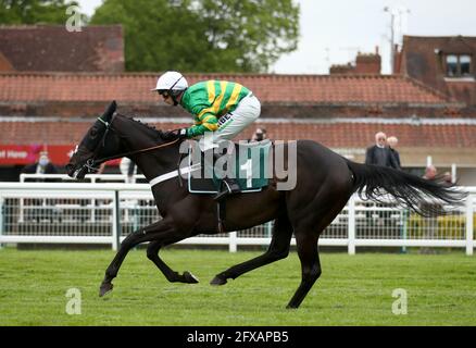 Broomfield Burg, monté par Nico de Boinville, remporte l’épreuve de félicitations de Harry Skelton Warwickshire, champion Jockey ‘National Hunt’ novices’ à l’hippodrome de Warwick. Date de la photo: Mercredi 26 mai 2021. Banque D'Images