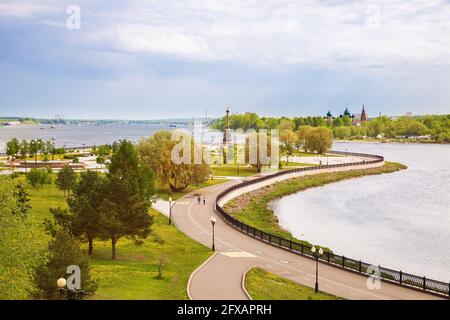 Belle vue sur le parc Strelka à Yaroslavl sur le cap au confluent des rivières Volga et Kotorosl. Anneau d'or de Russie. Banque D'Images