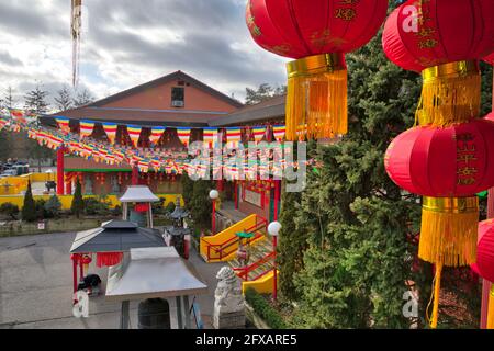 Lanterne chinoise utilisée comme décoration pour le nouvel an de Chines dans un temple bouddhiste à Toronto, Ontario, Canada Banque D'Images