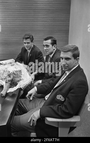 DWS de retour de Turquie, assis à la table de gauche à droite Jongbloed Schrijvers et Temming (dans la salle de presse), 8 octobre 1964, salles de presse, sports, Joueurs de football, pays-Bas, agence de presse du XXe siècle photo, news to remember, documentaire, photographie historique 1945-1990, histoires visuelles, L'histoire humaine du XXe siècle, immortaliser des moments dans le temps Banque D'Images