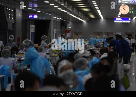 Bangkok, Thaïlande. 26 mai 2021. Le Ministère de la santé publique, en coopération avec le Ministère des transports, a créé un « CENTRE CENTRAL DE VACCINATION » à Bangkok, utilisé comme un centre de service de vaccins COVID-19 comme injection de vaccins, pour ceux qui doivent servir le personnel et les fournisseurs de services de transport public. (Photo de Teera Noisakran/Pacific Press) Credit: Pacific Press Media production Corp./Alay Live News Banque D'Images