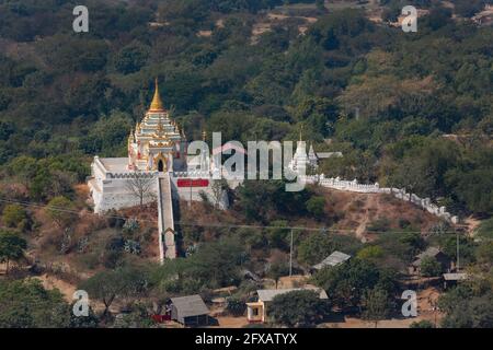 Temple bouddhiste sur la colline de Sagaing près de la ville de Sagaing en Birmanie. De nombreux pagodes, temples et monastères dominent les collines le long de la crête du RU Banque D'Images